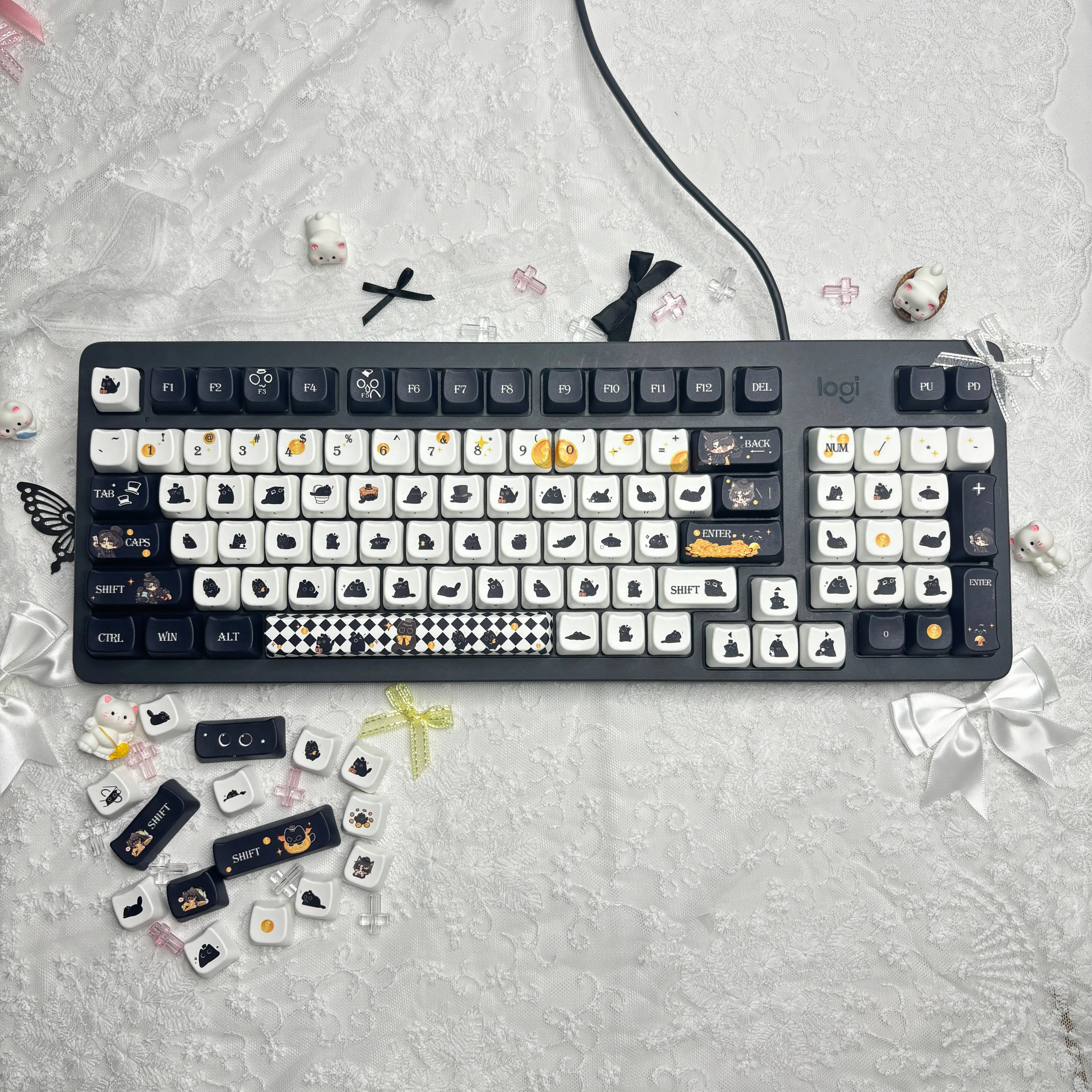 Klein Cat keycap overview on keyboard with lace styling