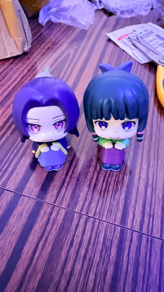 Maomao and Jinshi sitting figures shown together from above
